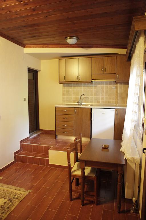 Appartamento Xenonas Platia Káto Loutrákion Esterno foto